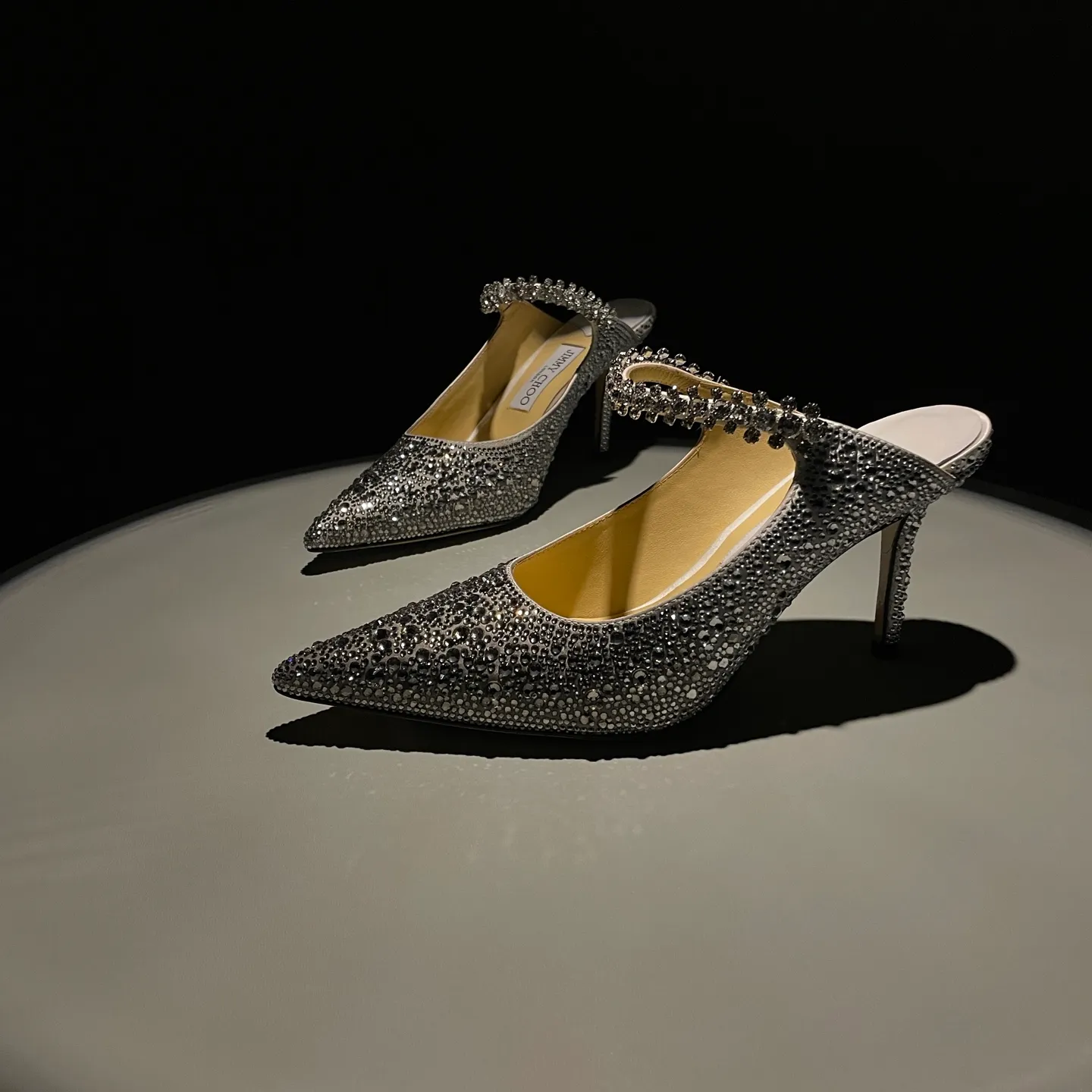 💕💕Factory direct selling price p680💕💕Jimmy Choo/Jimmy Choo classic diamond chain, pointed toe high-heeled slippers, crystal slippers, superb crystal slippers, so beautiful that you can’t take your eyes away. The shape of the shoes is very delicate, not too narrow and long, and the internal space is enough to allow the toes to relax enough. The rhinestones outline a charming arc on the instep, which is simply beautiful. It has a 360-degree surrounding fairy atmosphere, gorgeous but not exaggerated! ! The fabric is made of original customized material. The lining and toes are made of imported sheepskin. Customized A-grade Italian cowhide genuine leather sole. Heel height: 6.5cm 8.5cm Size: 35-39 (34/40/41/42/43 customized)